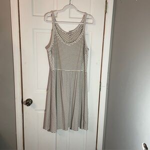 GAP Striped Sleeveless Dress is perfect for Summer occasions! Ladies size XL